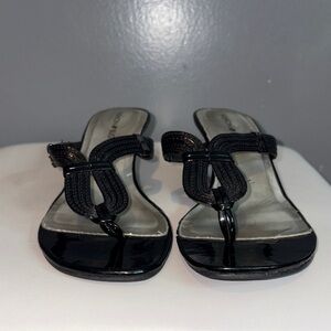 Fashion Bug Black Patent Thong Kitten Heels Size 8 Minimalist Dress Sandals